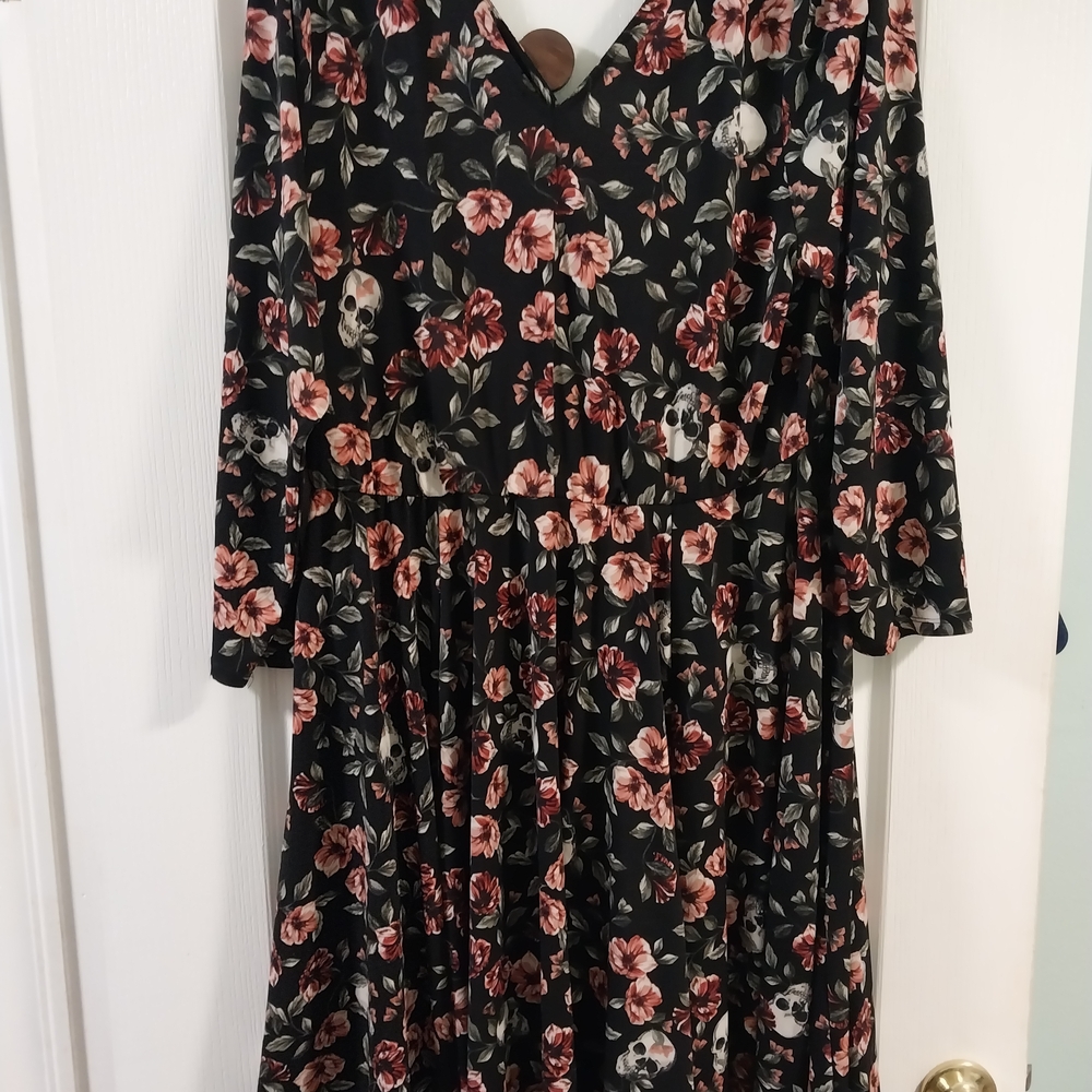 Torrid Black Pink Floral Skulls Stretch Vneck Long Sleeve Dress - Size 2x - Picture 3 of 6